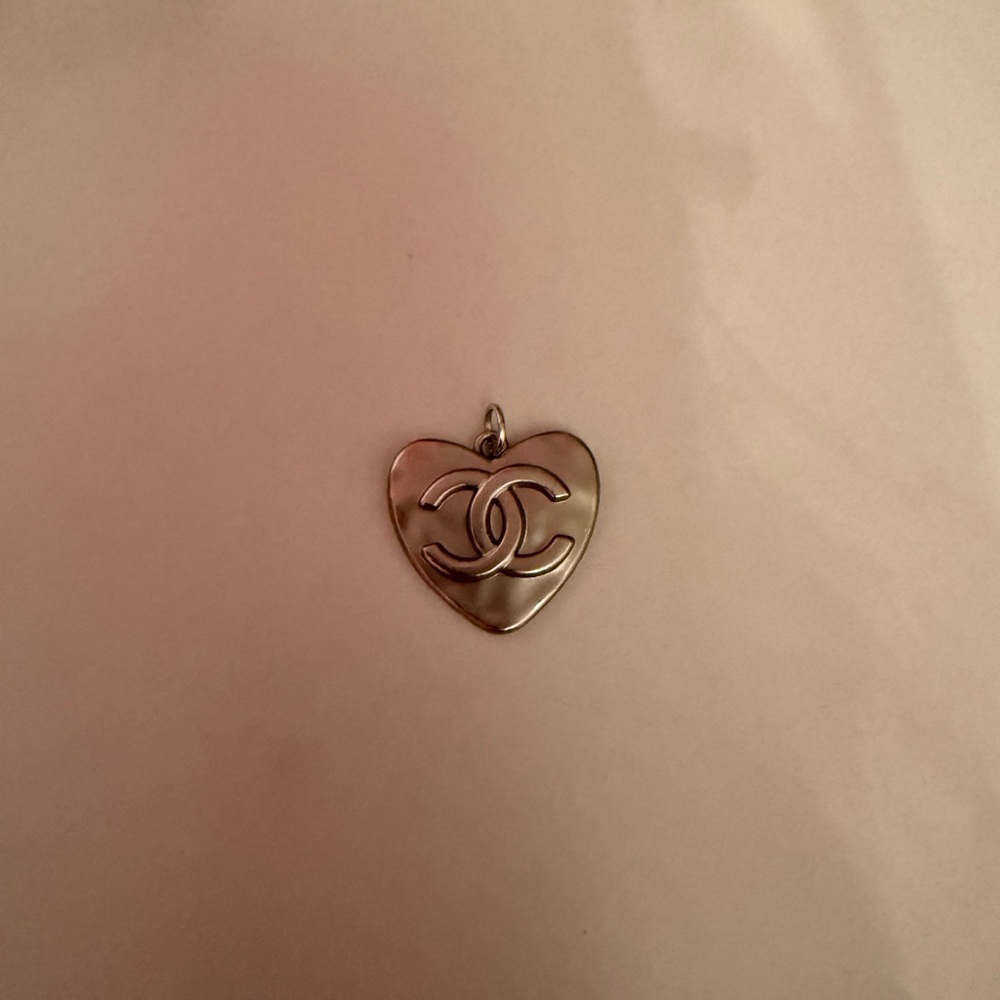 New CHANEL Silver Heart Pendant Necklace - Picture 3 of 7